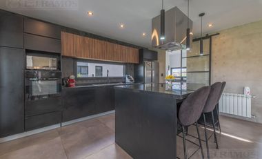 Espectacular Casa en venta sobre lote interno con pileta PG