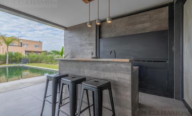 Espectacular Casa en venta sobre lote interno con pileta PG