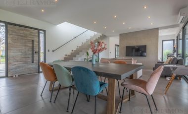 Espectacular Casa en venta sobre lote interno con pileta PG