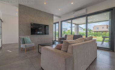 Espectacular Casa en venta sobre lote interno con pileta PG