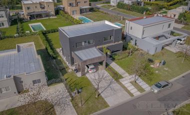 Espectacular Casa en venta sobre lote interno con pileta PG