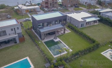 Espectacular Casa en venta sobre lote interno con pileta PG