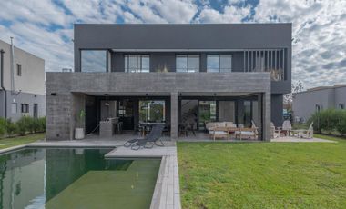 Espectacular Casa en venta sobre lote interno con pileta PG