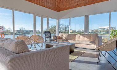 Espectacular Casa en venta sobre lote interno con pileta PG