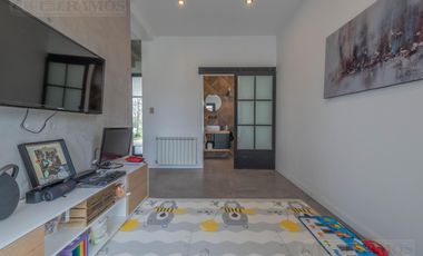 Espectacular Casa en venta sobre lote interno con pileta PG
