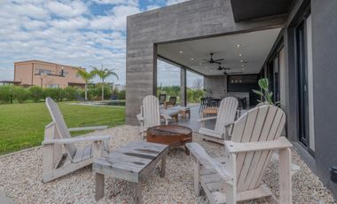 Espectacular Casa en venta sobre lote interno con pileta PG