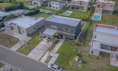 Espectacular Casa en venta sobre lote interno con pileta PG