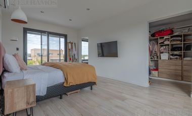 Espectacular Casa en venta sobre lote interno con pileta PG