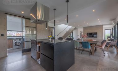 Espectacular Casa en venta sobre lote interno con pileta PG