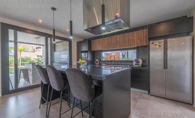 Espectacular Casa en venta sobre lote interno con pileta PG