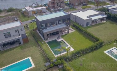 Espectacular Casa en venta sobre lote interno con pileta PG