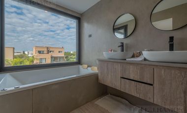 Espectacular Casa en venta sobre lote interno con pileta PG