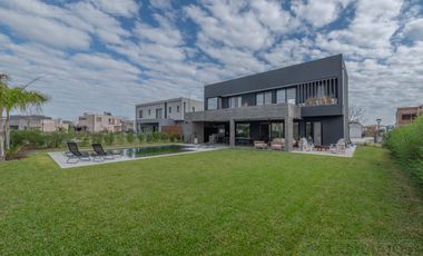 Espectacular Casa en venta sobre lote interno con pileta PG