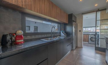 Espectacular Casa en venta sobre lote interno con pileta PG