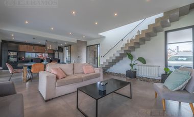 Espectacular Casa en venta sobre lote interno con pileta PG
