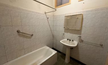 VENTA PH 3 AMB FRENTE JARDIN COCHERA, BERNAL