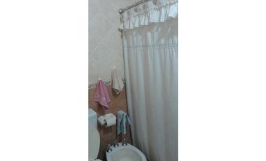 VENTA DE CASA CONFORTABLE CON QUINCHO Y PILETA, RIVADAVIA (CENTRO)