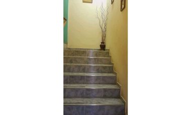 VENTA DE CASA CONFORTABLE CON QUINCHO Y PILETA, RIVADAVIA (CENTRO)