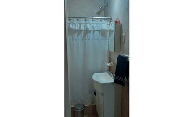 VENTA DE CASA CONFORTABLE CON QUINCHO Y PILETA, RIVADAVIA (CENTRO)