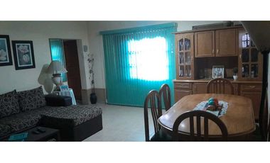 VENTA DE CASA CONFORTABLE CON QUINCHO Y PILETA, RIVADAVIA (CENTRO)