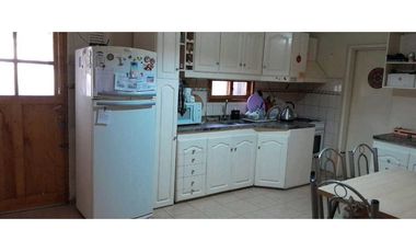 VENTA DE CASA CONFORTABLE CON QUINCHO Y PILETA, RIVADAVIA (CENTRO)