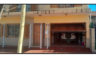 VENTA DE CASA CONFORTABLE CON QUINCHO Y PILETA, RIVADAVIA (CENTRO)