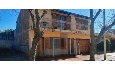 VENTA DE CASA CONFORTABLE CON QUINCHO Y PILETA, RIVADAVIA (CENTRO)