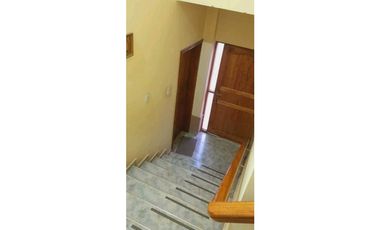 VENTA DE CASA CONFORTABLE CON QUINCHO Y PILETA, RIVADAVIA (CENTRO)