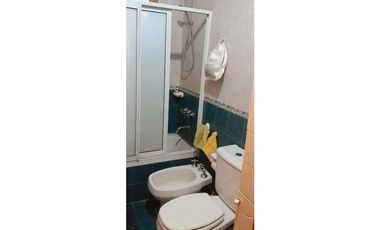 VENTA DE CASA CONFORTABLE CON QUINCHO Y PILETA, RIVADAVIA (CENTRO)