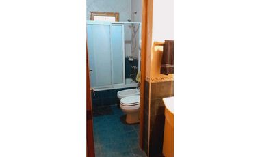 VENTA DE CASA CONFORTABLE CON QUINCHO Y PILETA, RIVADAVIA (CENTRO)