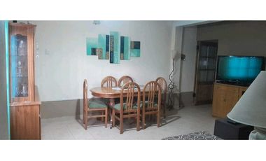 VENTA DE CASA CONFORTABLE CON QUINCHO Y PILETA, RIVADAVIA (CENTRO)