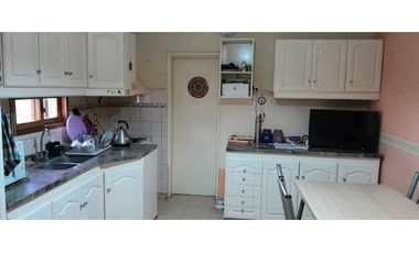 VENTA DE CASA CONFORTABLE CON QUINCHO Y PILETA, RIVADAVIA (CENTRO)