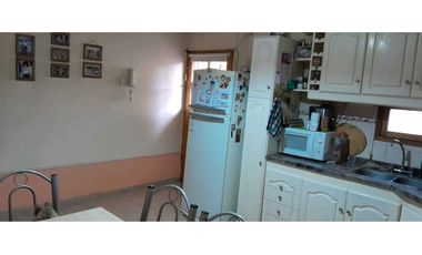 VENTA DE CASA CONFORTABLE CON QUINCHO Y PILETA, RIVADAVIA (CENTRO)