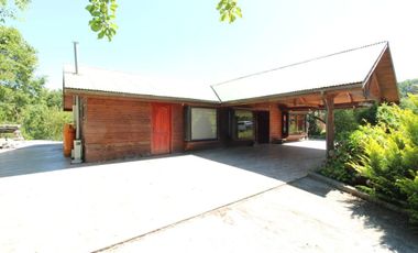 Maravillosa parcela con casa, quincho y piscina.