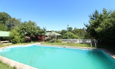 Maravillosa parcela con casa, quincho y piscina.