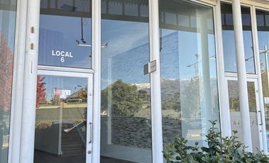 Local Comercial en Arriendo en Av. La Dehesa / Strip Center Small Service