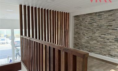 Local Comercial en Arriendo en Av. La Dehesa / Strip Center Small Service