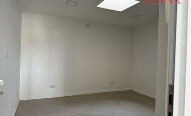 Local Comercial en Arriendo en Av. La Dehesa / Strip Center Small Service