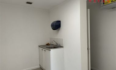 Local Comercial en Arriendo en Av. La Dehesa / Strip Center Small Service