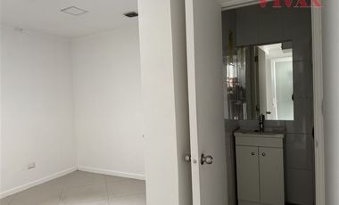 Local Comercial en Arriendo en Av. La Dehesa / Strip Center Small Service