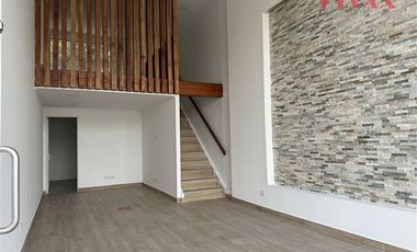 Local Comercial en Arriendo en Av. La Dehesa / Strip Center Small Service