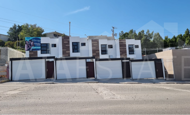 CASA EN VENTA EN JARDINES DE LA MESA TIJUANA COTO 4