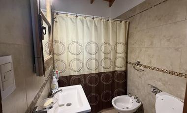 Descubre una encantadora casa estilo chalet en Salvador María | Lobos