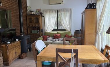 Descubre una encantadora casa estilo chalet en Salvador María | Lobos