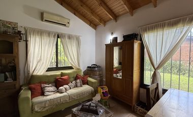 Descubre una encantadora casa estilo chalet en Salvador María | Lobos