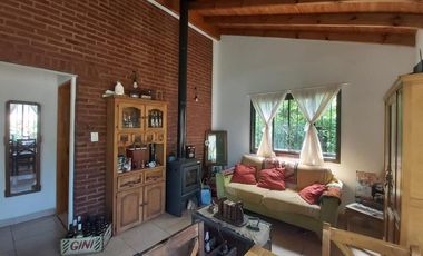Descubre una encantadora casa estilo chalet en Salvador María | Lobos