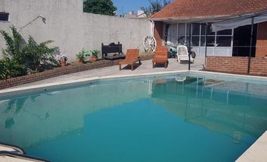 CHALET 6 AMBIENTES CON GARAGE DOBLE QUINCHO Y PISCINA EN CERRITO SUR
