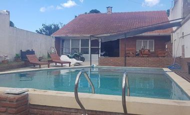 CHALET 6 AMBIENTES CON GARAGE DOBLE QUINCHO Y PISCINA EN CERRITO SUR
