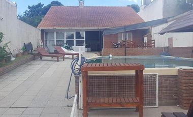 CHALET 6 AMBIENTES CON GARAGE DOBLE QUINCHO Y PISCINA EN CERRITO SUR