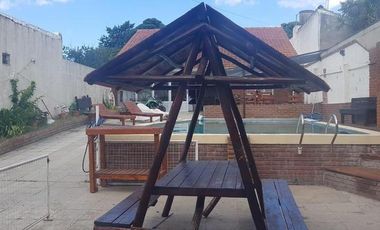 CHALET 6 AMBIENTES CON GARAGE DOBLE QUINCHO Y PISCINA EN CERRITO SUR